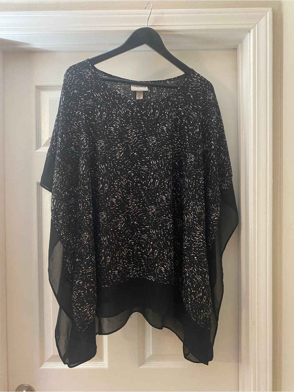 Ava&Viv. Women’s Black Speckled Chiffon-Trim Pullover Blouse. 1X.